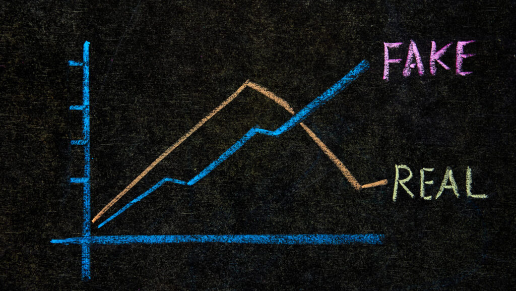 Quadro em giz mostrando dois gráficos, um de real e outro de fake.